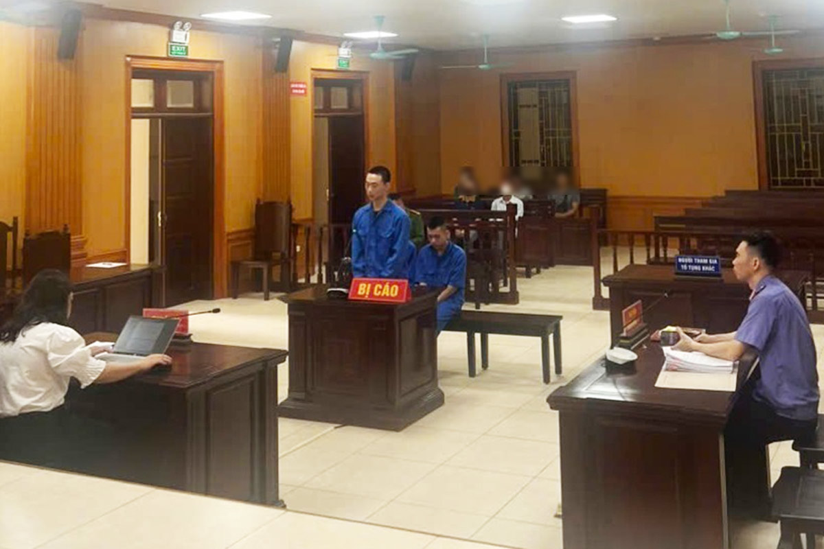 Escena del juicio de tres acusados de uso ilicito de drogas en la ciudad de Quang Yen, provincia de Quang Ninh. Foto de la Policia de Guangning