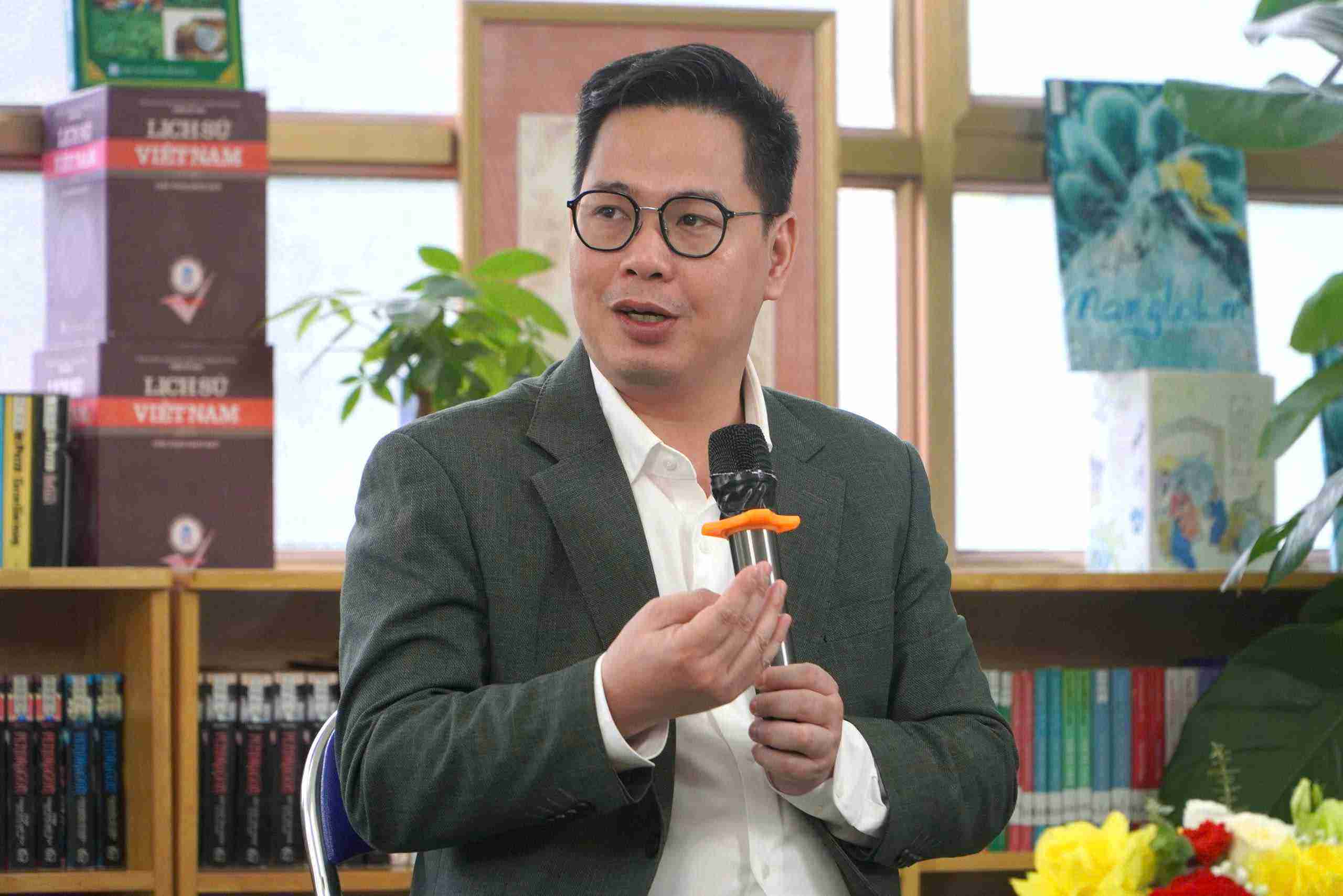 PGS.TS Trần Thành Nam, Phó hiệu trưởng Trường ĐH Giáo dục - ĐH Quốc gia Hà Nội chia sẻ tại tọa đàm “Chọn trường cho con“. Ảnh: Vân Trang