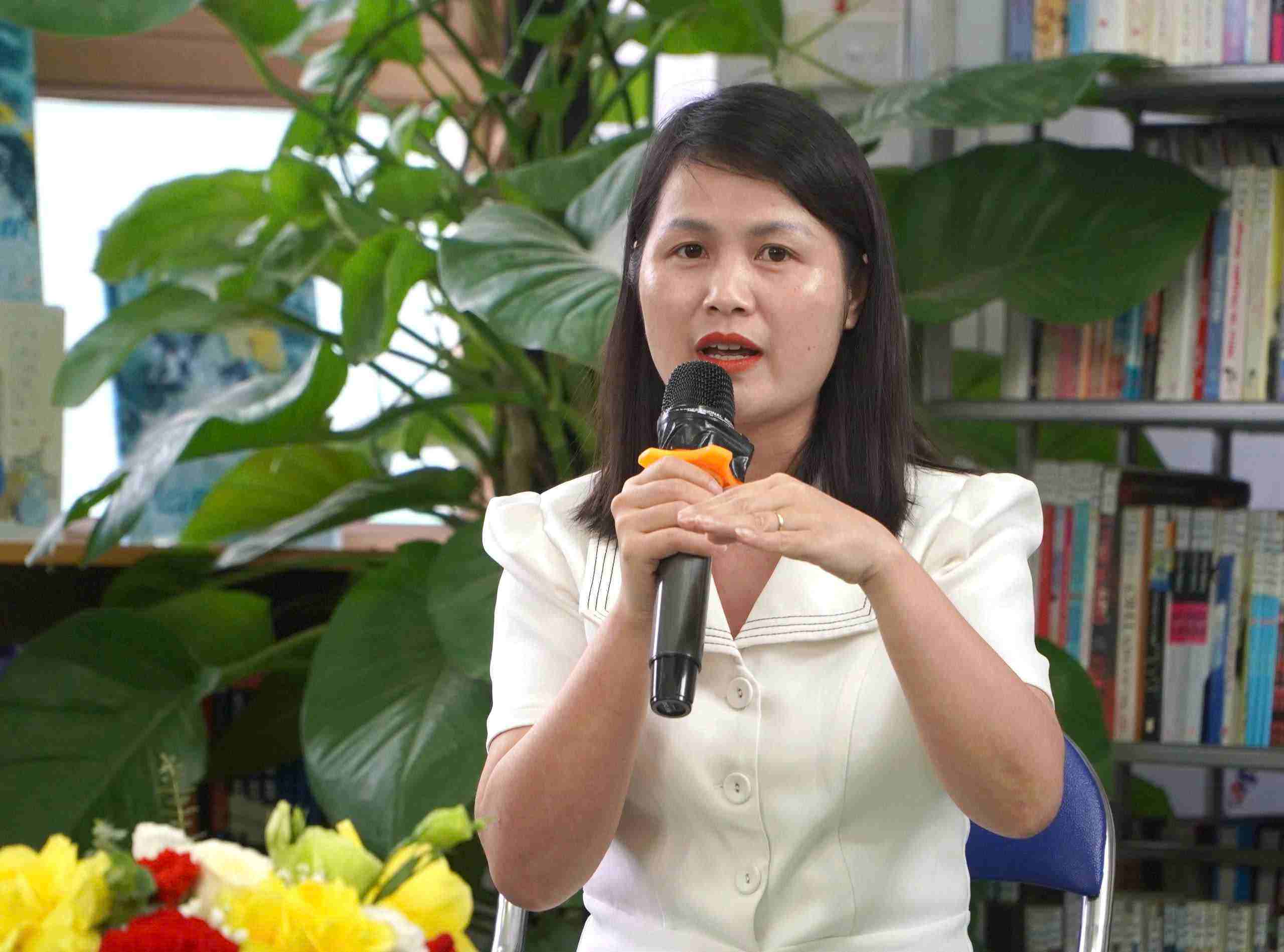 Bà Chu Thị Hiên, Hiệu trưởng Trường THPT Trí Đức chia sẻ tại tọa đàm “Chọn trường cho con“. Ảnh: Vân Trang