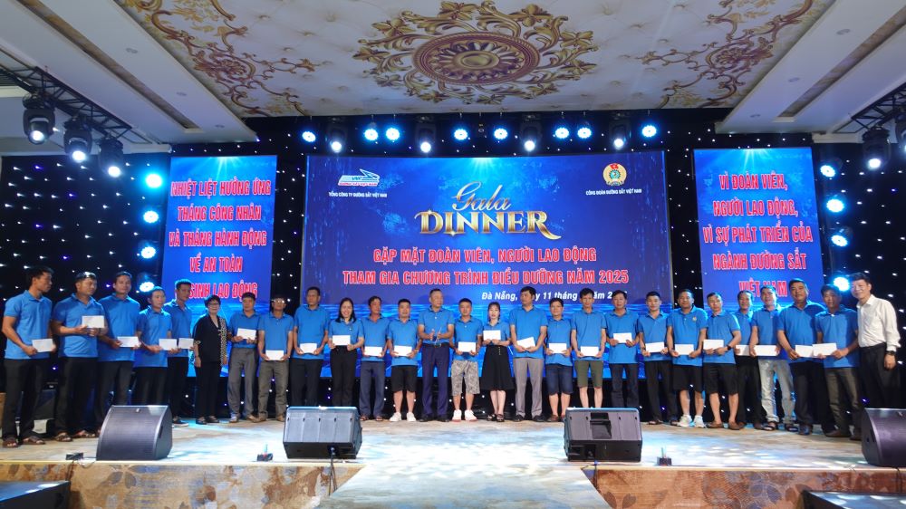 Trao tặng quà cho công nhân, người lao động trong Tháng Công nhân. Ảnh: Trần Thi
