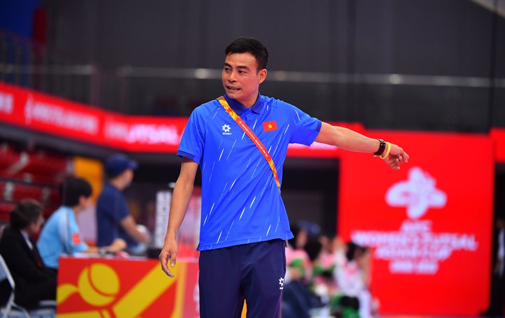 Coach Nguyen Dinh Hoang and the Vietnam women's futsal team aim for the quarter-finals of the 2025 Asian Women's Futsal Championship. Photo: VFF
