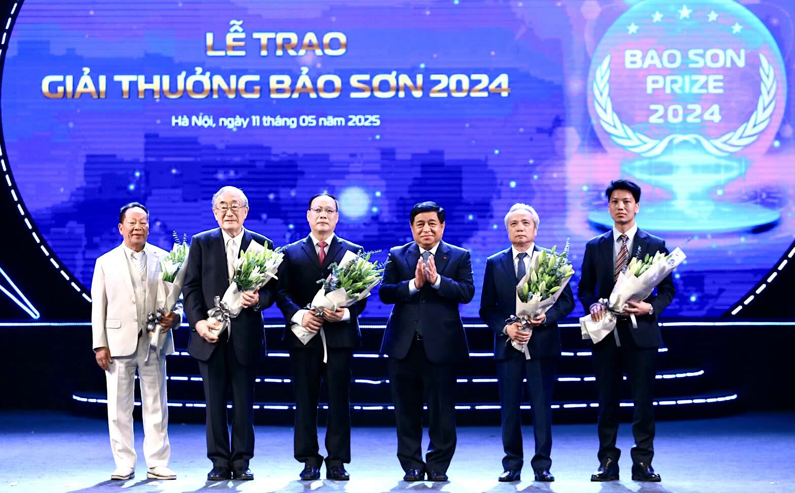 Dai dien 4 cong trinh khoa hoc duoc trao Giai thuong Bao Son 2024. Anh: Hao Thien