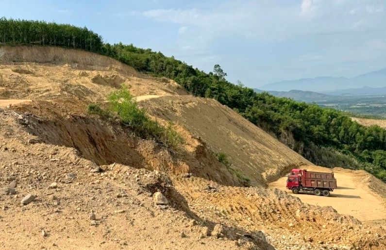El inversor propone la coordinacion de las reservas de materiales sobrantes en la mina de piedra del pueblo 6B para servir al proyecto de la autopista Khanh Hoa - Buon Ma Thuot. Imagen de Baul Lam