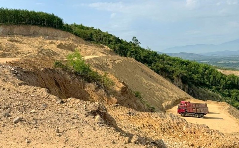 The investor proposed to coordinate the remaining material reserves at the village 6B quarry to serve the component 3 project of the Khanh Hoa - Buon Ma Thuot expressway. Photo: Bao Lam