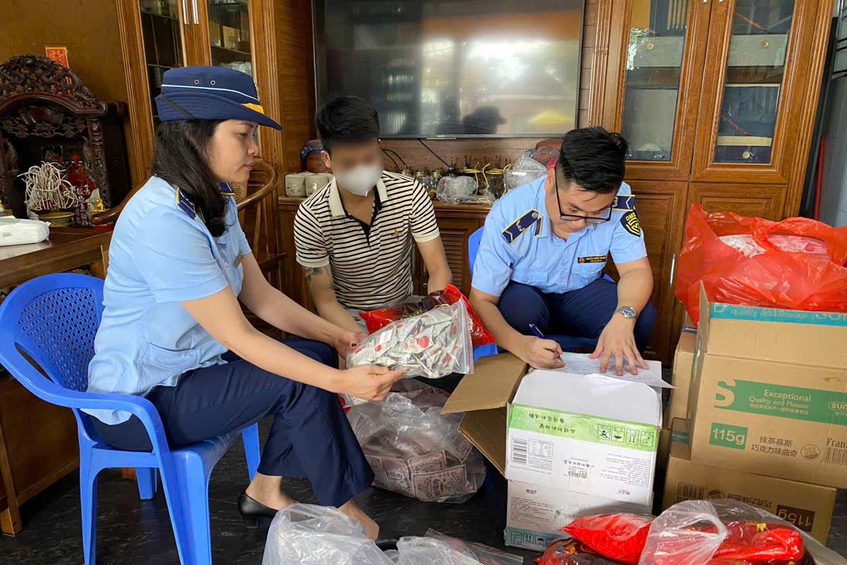 Quang Ninh Market Management Force inspects a business location in Mong Cai. Photo: Quang Ninh Market Management