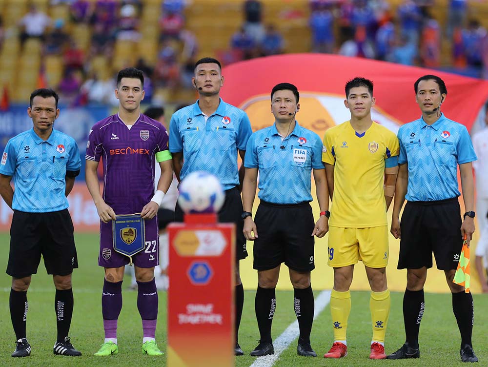 Toi 11.5, Binh Duong (ao tim) co cuoc tiep don Quang Nam (ao vang) o luot tran vong 22 V.League 2024-2025.