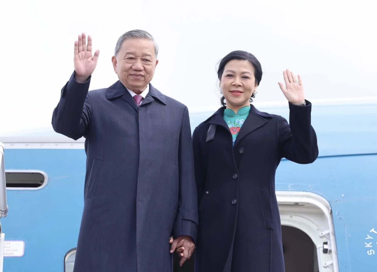 General Secretary To Lam and his wife arrived in Minsk, starting a state visit to the Republic of Belarus. Photo: VNA
