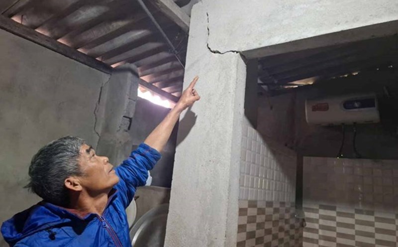 This household's house in Cam Son commune (Cam Xuyen district) cracked due to the impact of the construction of the Ham Nghi - Vung Ang expressway section. Photo: Tran Tuan.