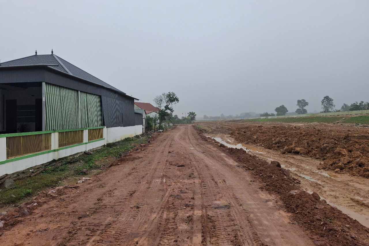 Nhung ngoi nha o xa Cam Son bi nut do anh huong tu qua trinh thi cong duong cao toc. Anh: Tran Tuan.