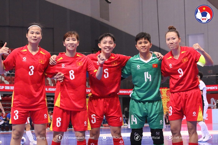 The Vietnam women's futsal team will face the Japan women's futsal team in the quarter-finals of the Asian tournament. Photo: VFF