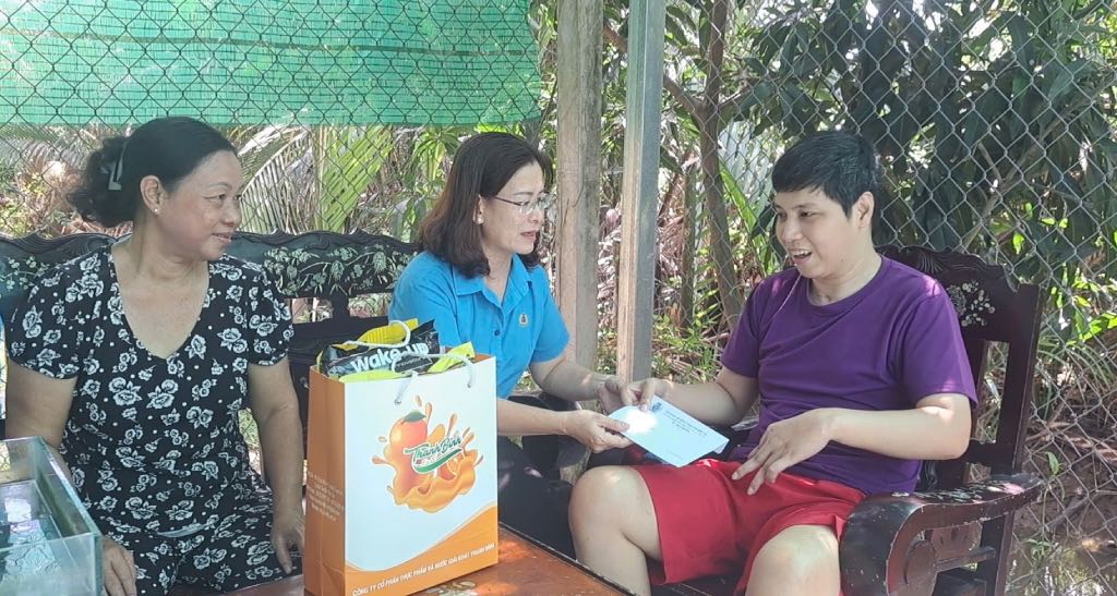  Lãnh đạo LĐLĐ tỉnh Bến Tre thăm và trao tặng quà cho anh Lê Vũ Trường. Ảnh: Bảo Phương.