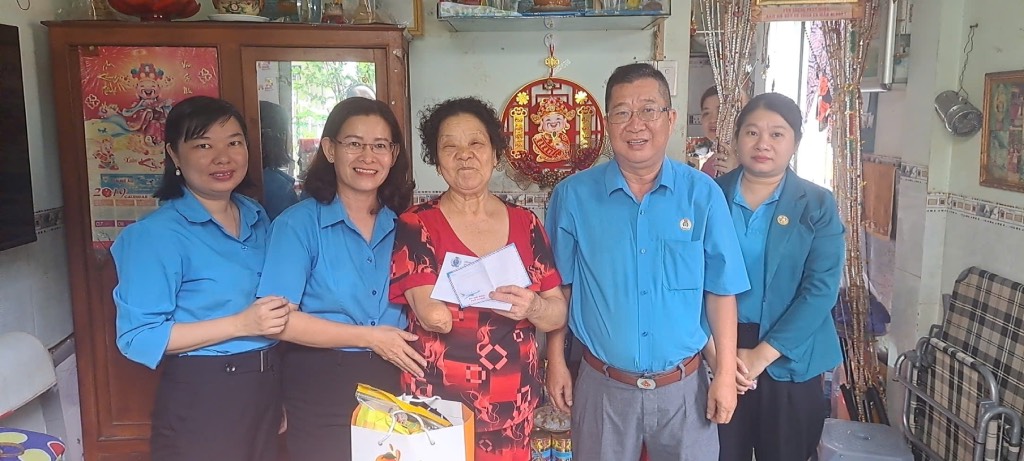LĐLĐ tỉnh Bến Tre thăm, động viên và trao tặng quà cho bà Nguyễn Thị Thành (ngụ ở phường An Hội, TP. Bến Tre).  Ảnh: Bảo Phương