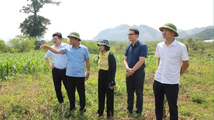 Lanh dao tinh Son La kiem tra thuc dia khu vuc dien ra le khoi cong du an. Anh: Huy Thanh