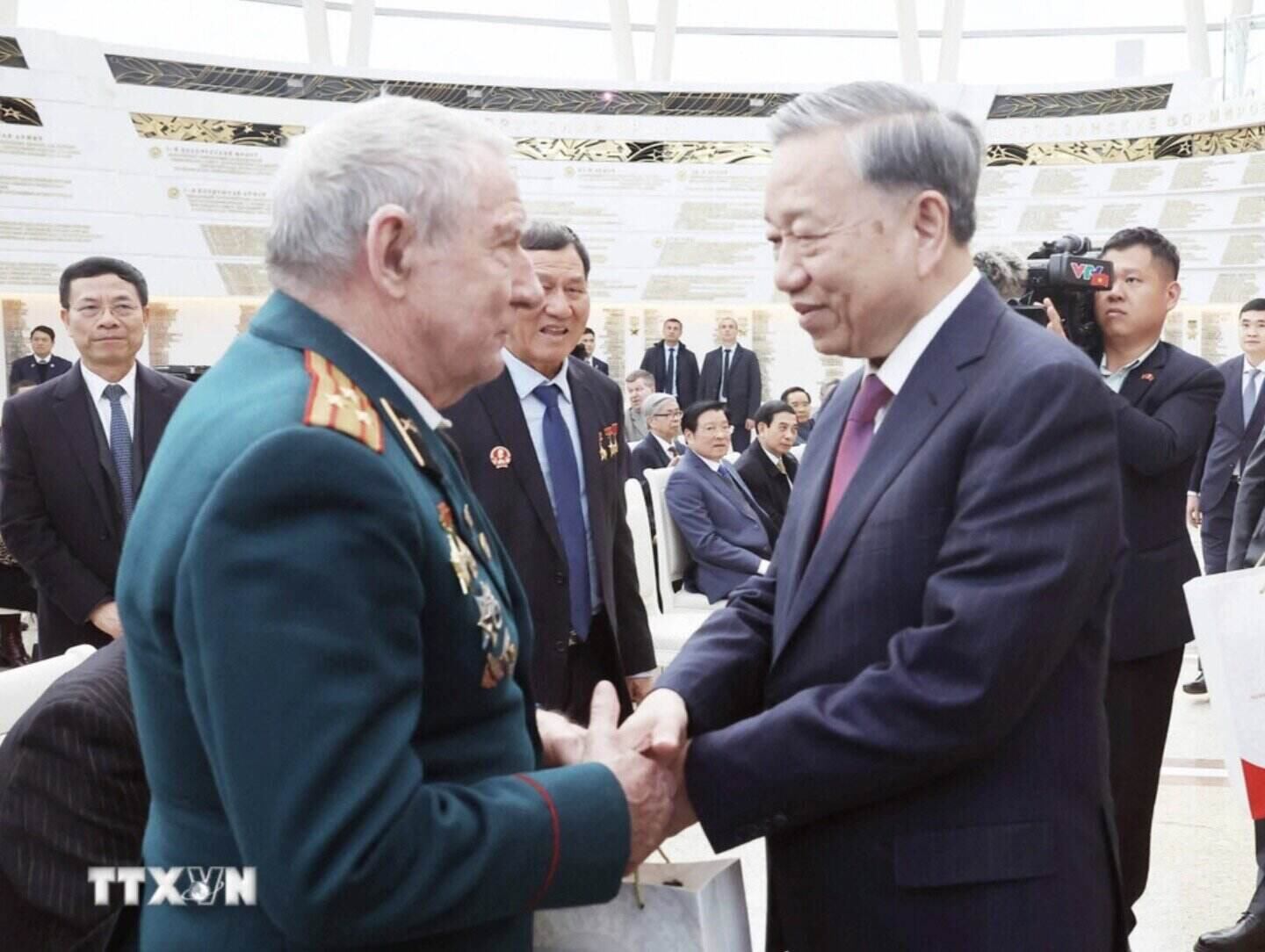 General Secretary To Lam visited and presented gifts to former Belarusese soldiers who have made outstanding contributions to Vietnam. Photo: VNA