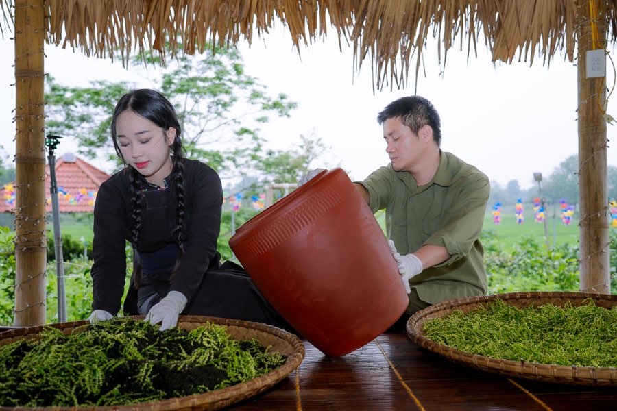 Du khach den trai nghiem, hoc cach che bien che thu cong. Anh: Cao Giang.