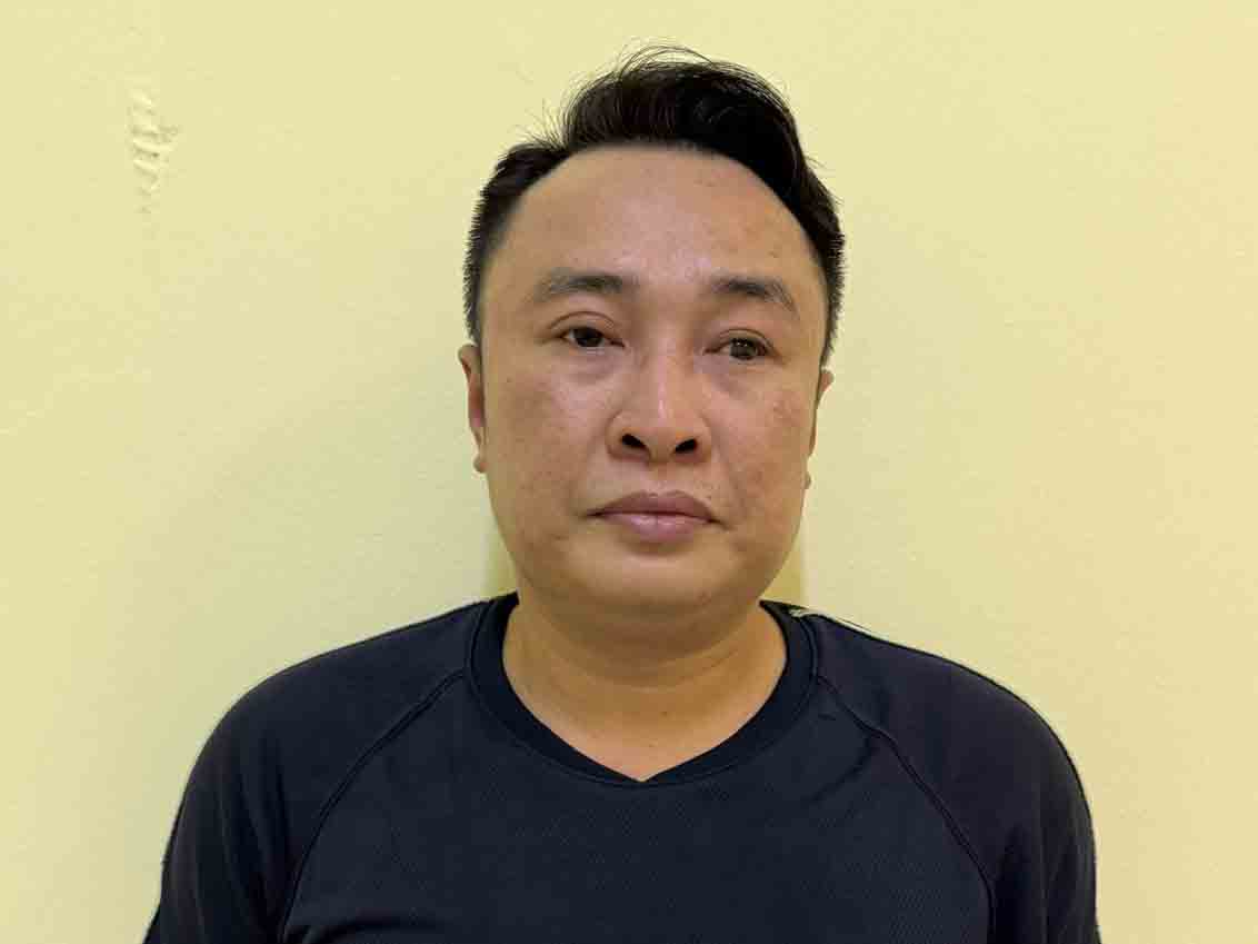 Đối tượng Lê Đình Chiến có hành động đe dọa, thách thức CSGT vì xin bỏ qua lỗi vi phạm cho người quen không thành. Ảnh: Công an Hà Nội 