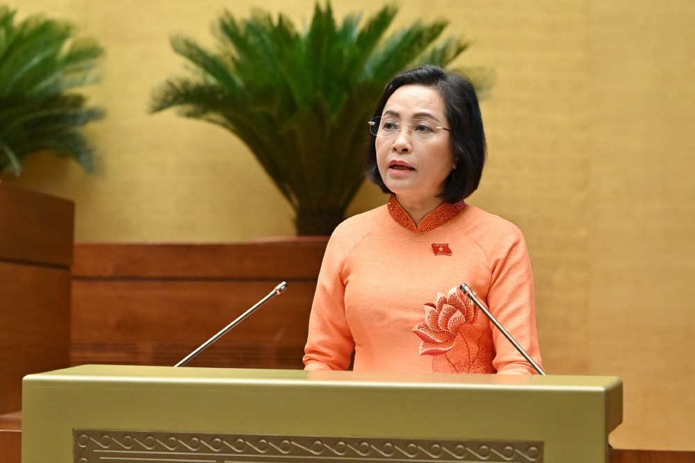 Vice Chairwoman of the National Assembly Nguyen Thi Thanh presented a report on the shortening of the term of the 15th National Assembly and People's Councils at all levels. Photo: Pham Dong