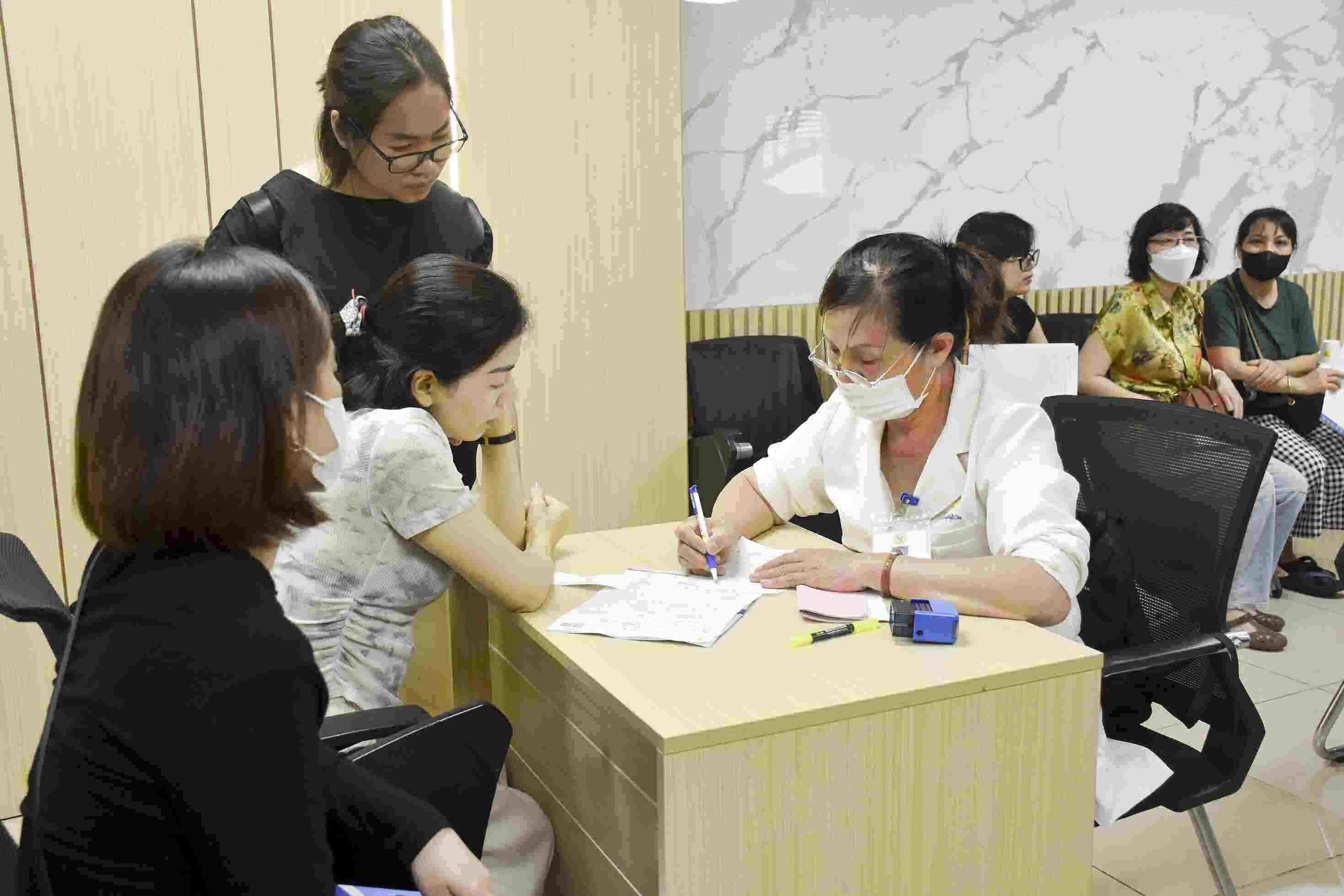 Đoàn viên, người lao động khám sức khoẻ tại chương trình do LĐLĐ quận Ba Đình phối hợp tổ chức. Ảnh: Hải Yến