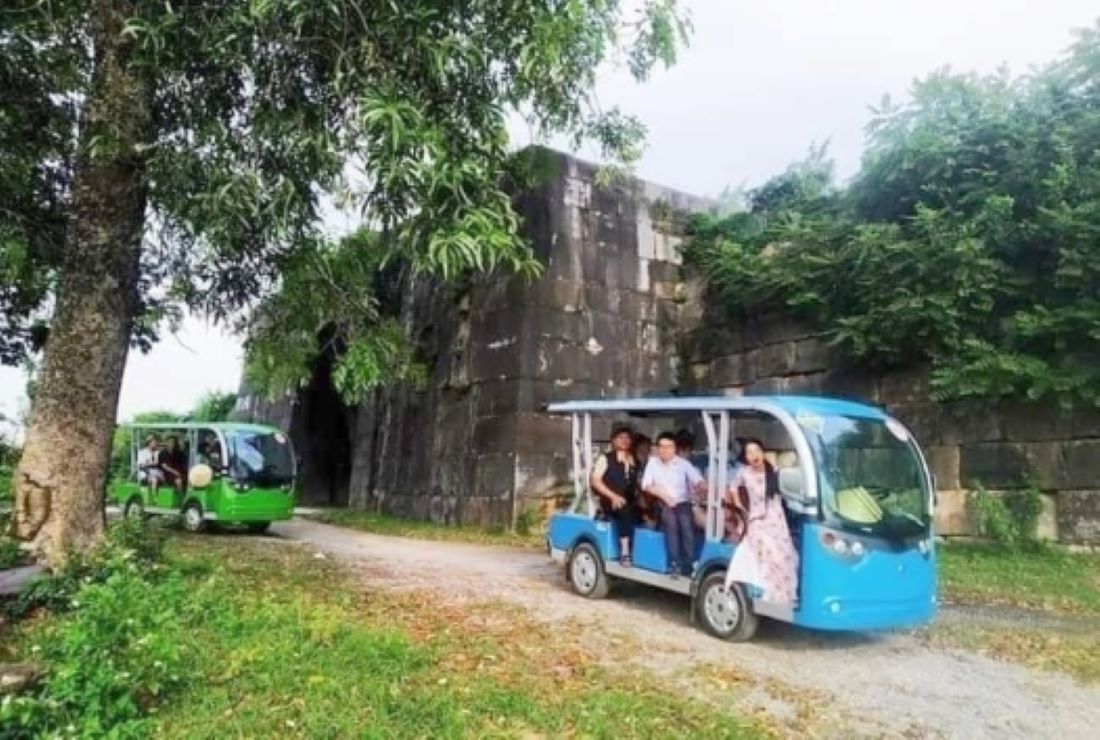 El tranvia transporta a los turistas a la Ciudad de los Lagos. Imagen de Nguyen Dat. Fue tomada en el año 2006