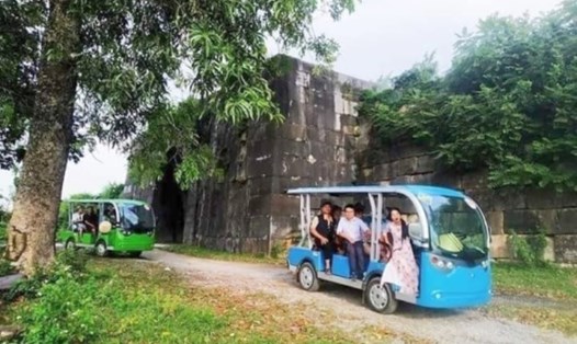 Xe điện chở du khách tham quan Thành Nhà Hồ. Ảnh: Nguyễn Đạt