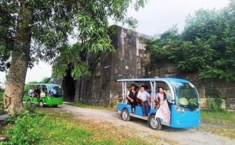 Electric cars carrying tourists to visit Nha Ho Citadel. Photo: Nguyen Dat
