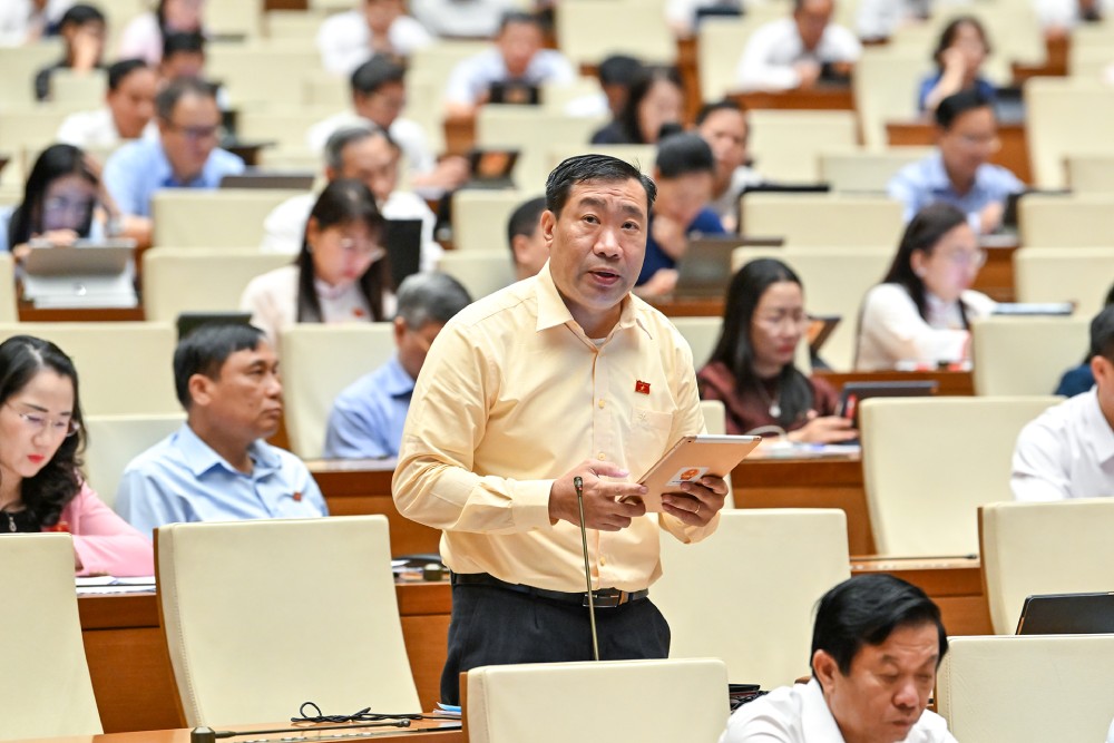 Delegate Thach Phuoc Binh commented on the preferential tax rate of 10% for all types of press at the discussion session on the morning of May 12. Photo: Pham Dong