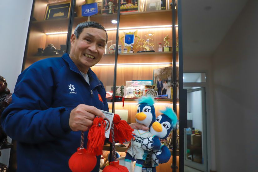 La fortuna del entrenador Mai Duc Chung es el trofeo, la medalla y las mascotas de los torneos a lo largo de la carrera. Foto: Tuan Anh