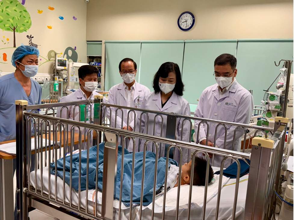 El ministro de Salud de Hong Kong visito al bebe M.T.A., que esta en tratamiento de emergencia en el Hospital Central de Niños. Imagen de Nguyen Thach
