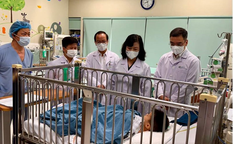 Minister of Health Dao Hong Lan visited M.T.A. who was given emergency care and treated at the National Children's Hospital. Photo: Nguyen Thach