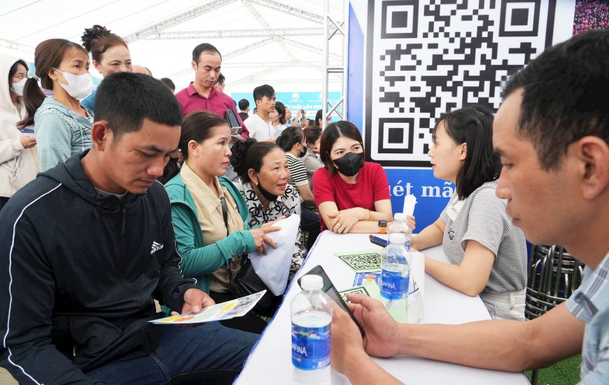 Los trabajadores participan en la 2a Jornada de Trabajo de 2025 entre los trabajadores y las empresas en el WHA Industrial Park Nghe An. Imagen de la ciudad rusa de Tsinghua