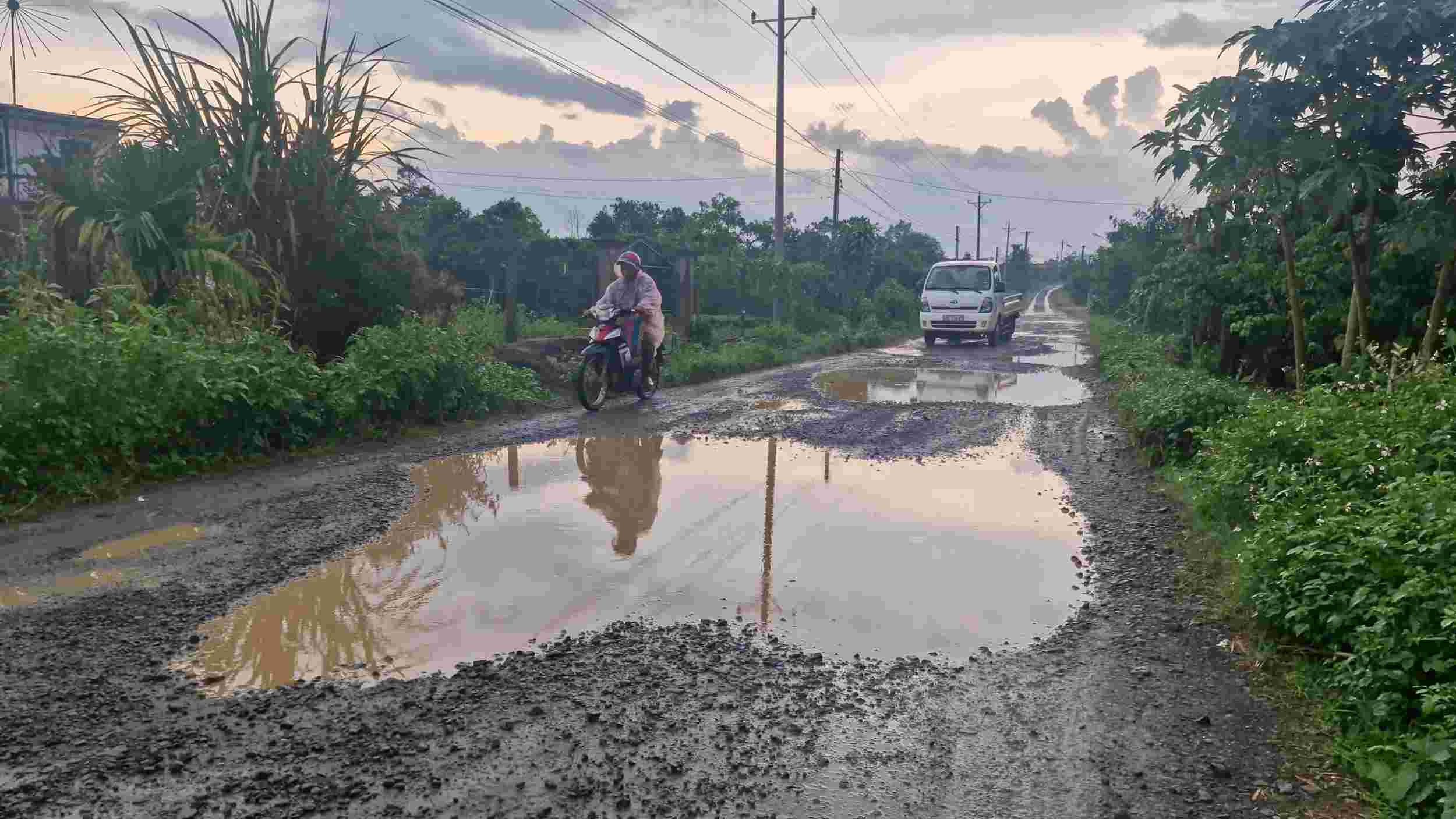 La carretera, cubierta de polvo y pantano, lleva diez años sin terminar, a pesar de que la gente pago por ello. Imagen de la lampara roja
