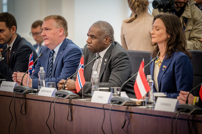 El ministro de Relaciones Exteriores britanico David Lammy en una reunion con otros ministros de Relaciones Exteriores de Europa durante la reunion Ucrania-UE el 9 de mayo. Imagen de AFP