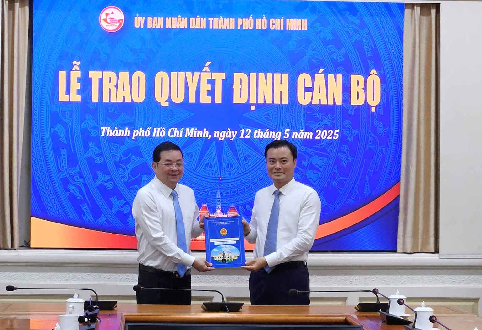 Mr. Nguyen Toan Thang received the decision to become Director of the Department of Agriculture and Environment of Ho Chi Minh City. Photo: Sy Dong