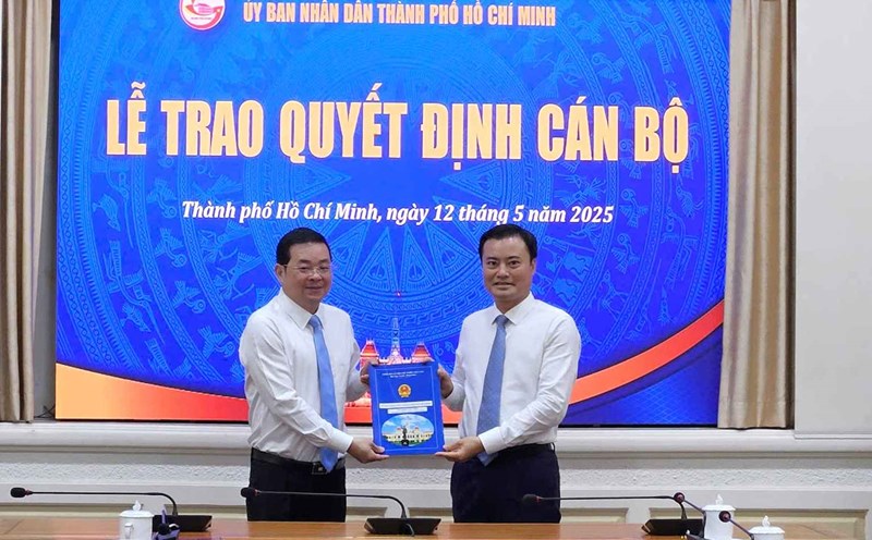 Mr. Nguyen Toan Thang received the decision to become Director of the Department of Agriculture and Environment of Ho Chi Minh City. Photo: Sy Dong