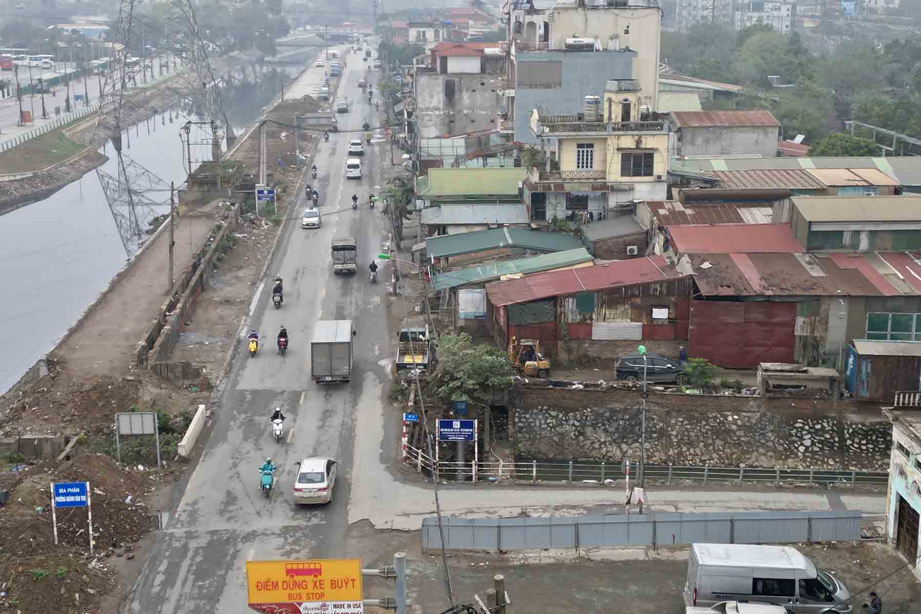 The Tam Trinh road expansion project (Hoang Mai district, Hanoi) cannot be constructed synchronously due to land clearance problems. Photo: Huu Chanh