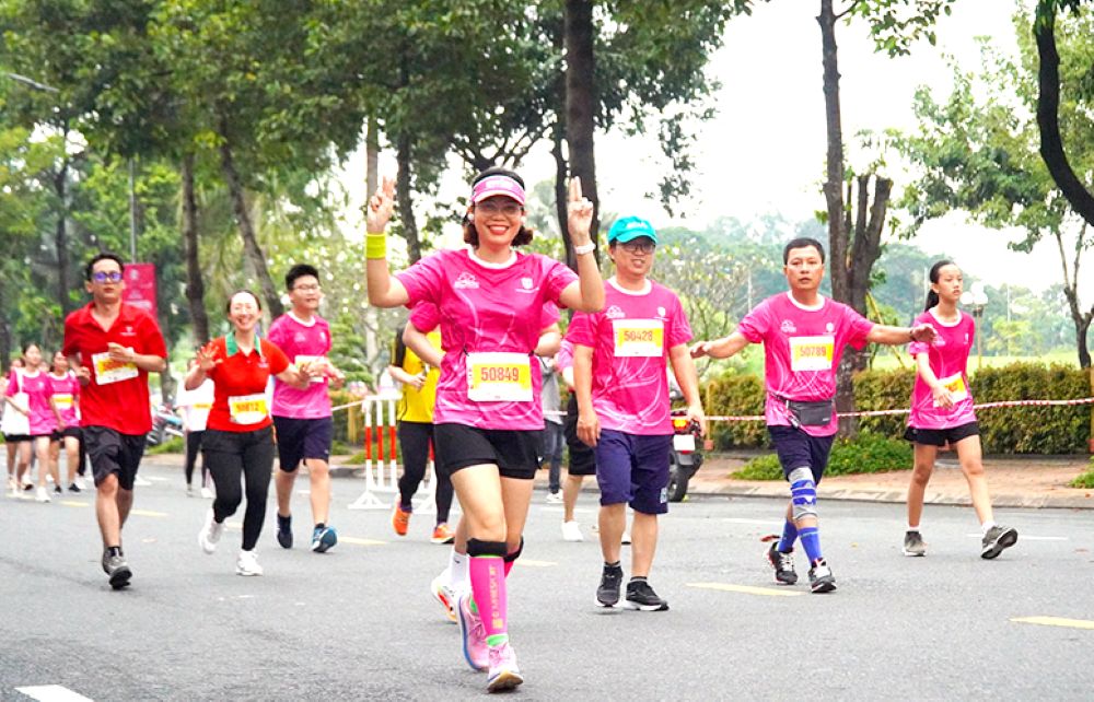 Voi viec thiet ke trang phuc dac trung mau hong canh sen cho tat ca van dong vien, Giai Marathon khong chi tao ra sac thai rieng, ma con gop phan quang ba hinh anh Dat Sen hong den voi cac nha dau tu, du khach gan xa. Anh: Phuc Loc