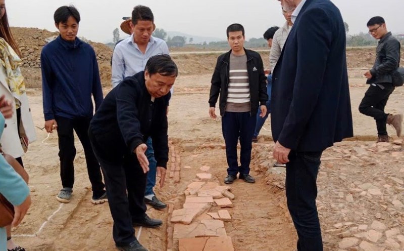 Archaeological experts study in the field. Photo: Tran Lam