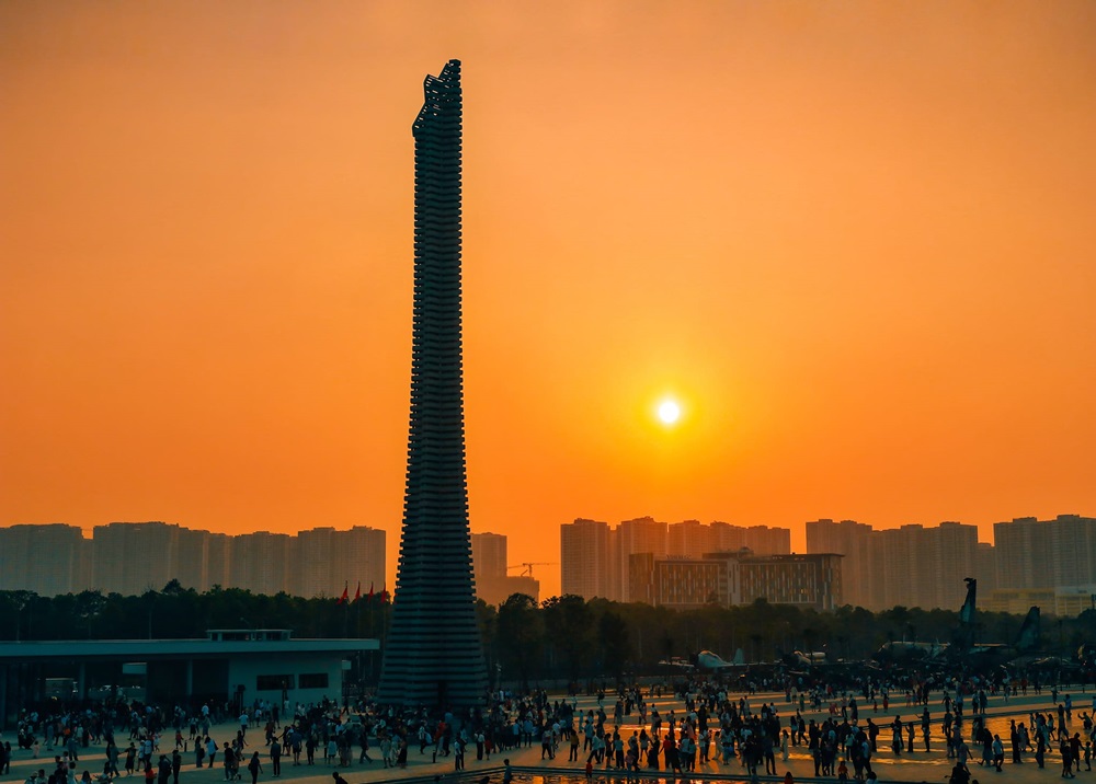 Nằm uy nghiêm tại khu vực yên bình thuộc hai phường Tây Mỗ và Đại Mỗ, quận Nam Từ Liêm, Hà Nội, Bảo tàng Lịch sử Quân sự Việt Nam hiện ra như một trang sử sống động, lưu giữ những dấu ấn hào hùng của dân tộc.
