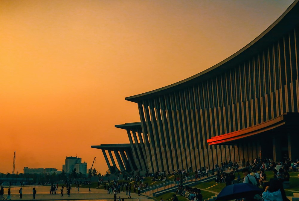 Với diện tích rộng lớn 38,66ha, Bảo tàng Lịch sử Quân sự Việt Nam là nơi trưng bày và lưu giữ hơn 150.000 hiện vật quý giá, minh chứng cho những chặng đường đấu tranh oanh liệt của quân và dân ta. Nơi đây còn tự hào sở hữu bốn bảo vật quốc gia: hai chiếc máy bay MIG-21 (số hiệu 4324 và 5121), chiếc xe tăng T54B (số hiệu 843) và bản đồ Quyết tâm chiến đấu trong Chiến dịch Hồ Chí Minh lịch sử.