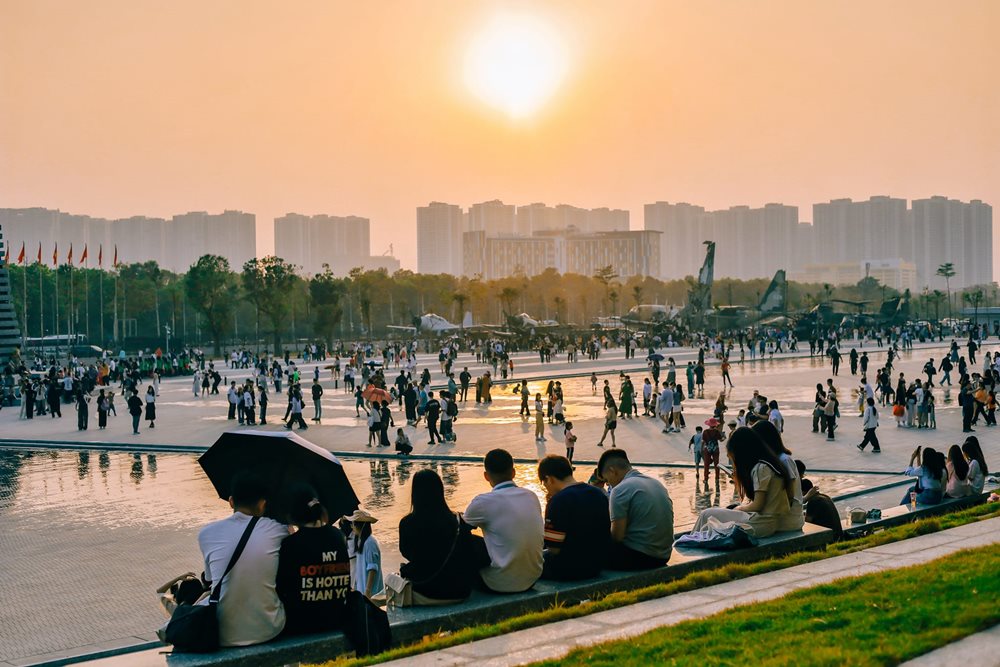Những tia nắng cuối ngày, từ vàng dịu dàng chuyển sang cam rực rỡ, bao trùm lên những khu trưng bày ngoài trời. Ánh sáng dịu dàng của buổi chiều tà như xoa dịu những mất mát, đau thương của chiến tranh, đồng thời tôn vinh tinh thần bất khuất, kiên cường của dân tộc.