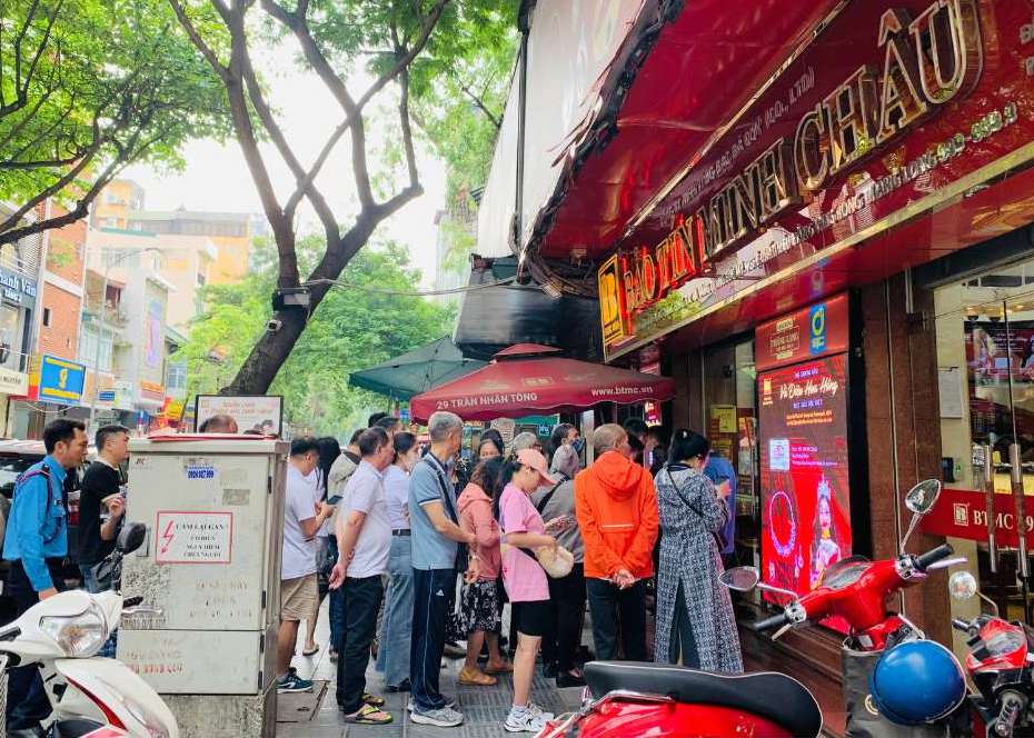 Sang 12.5, nhieu nguoi den cua hang vang bac da quy tai Ha Noi de mua vang nhan. Anh: Phuong Anh