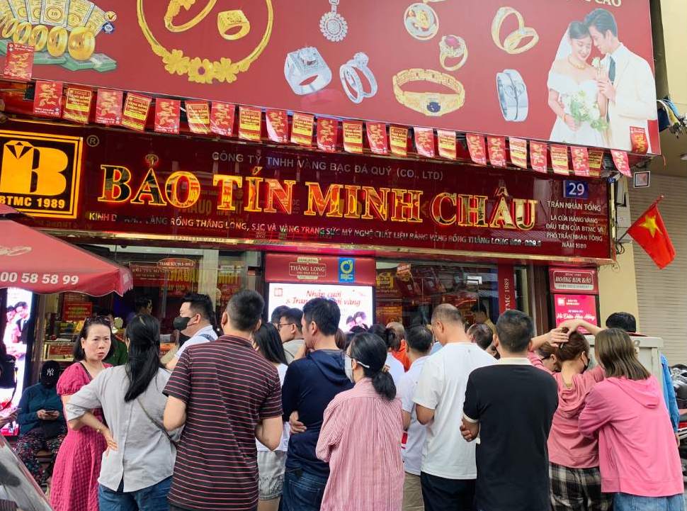 Tiem vang tap nap khach cho giao dich. Anh Le Ha