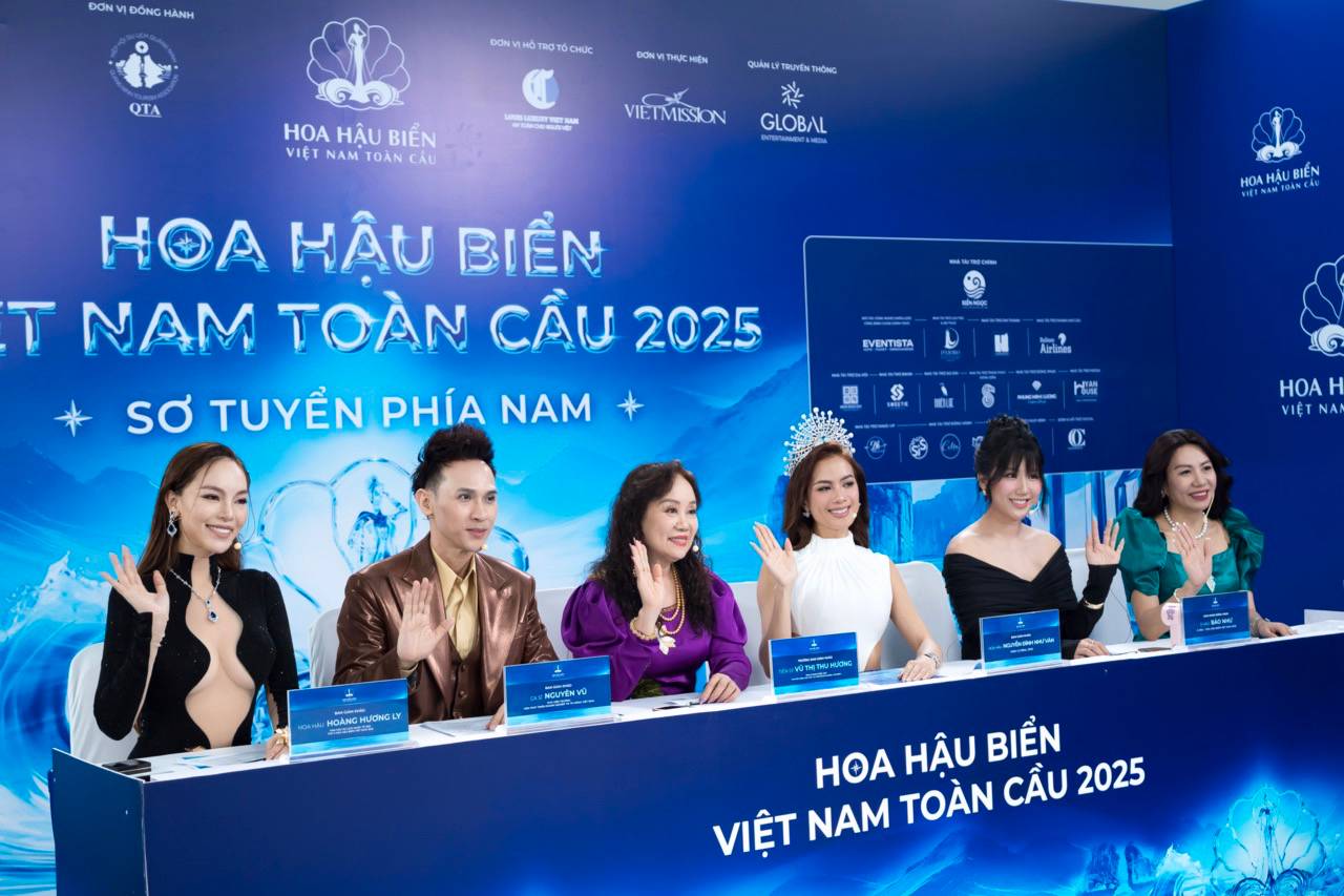 Miss Nhu Van, Nguyen Vu and the judges. Photo: Organizing Committee of the contest.