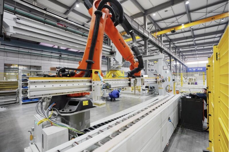 A pesar de la asistencia de las maquinas y la IA, los humanos siguen siendo importantes en la operacion de las tareas diarias. Imagen de la agencia Xinhua