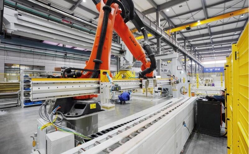 Despite the support of machines and AI, humans are still very important when operating their daily work. Photo: Xinhua