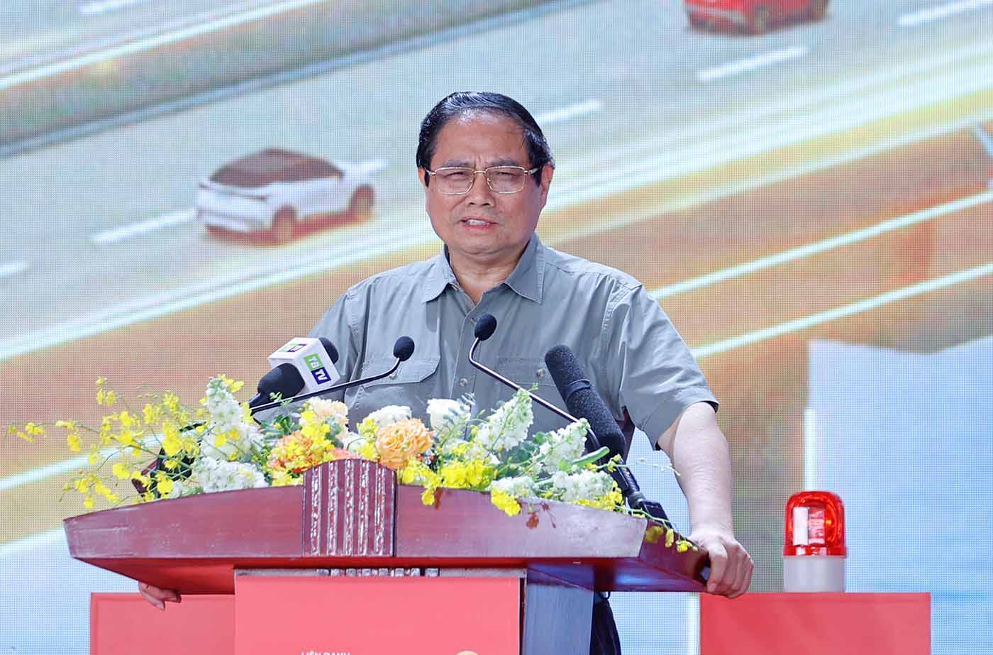 Politburo member and Prime Minister Pham Minh Chinh spoke at the groundbreaking ceremony of the Ninh Binh - Hai Phong expressway project through Nam Dinh and Thai Binh provinces. Photo: VGP/Nhat Bac.