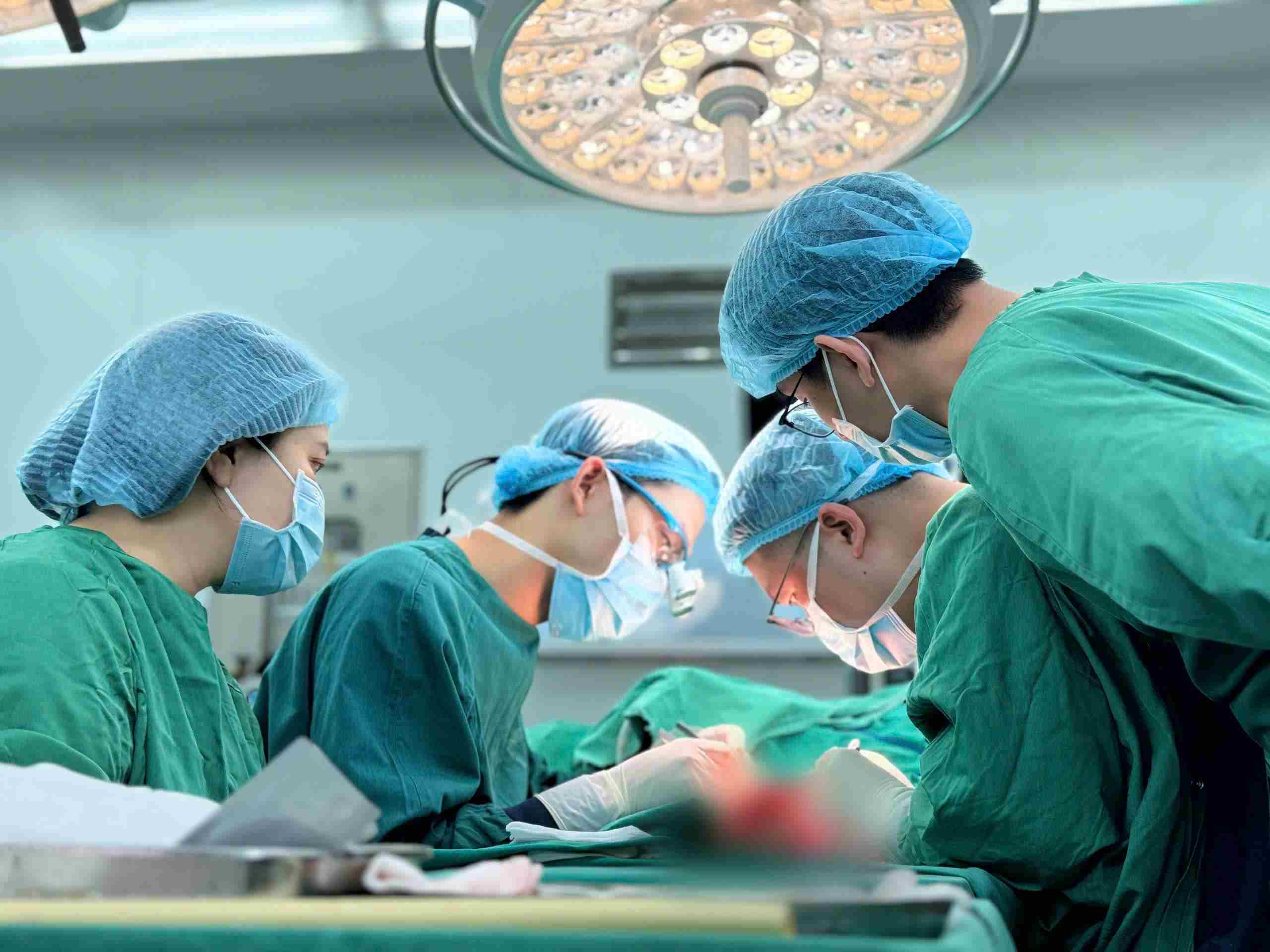 Los medicos rescatan los dedos de los trabajadores masculinos tras un accidente laboral. Imagen de la ciudad de Qingdao