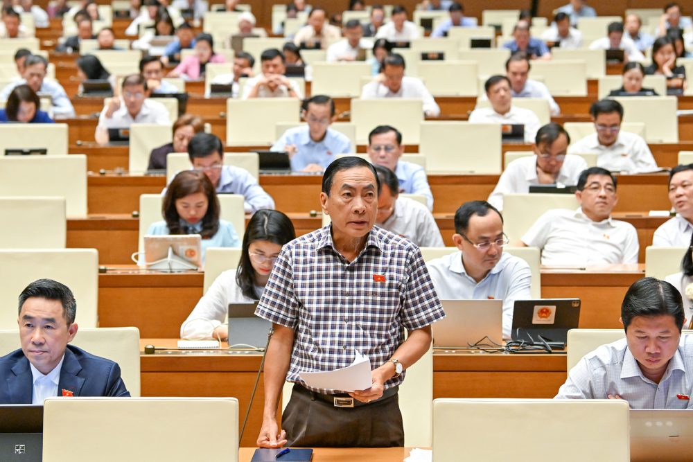 National Assembly delegate Pham Van Hoa suggested that there should be solutions to prevent businesses from tax evasion when they are compensated for real estate business interest. Photo: Pham Dong