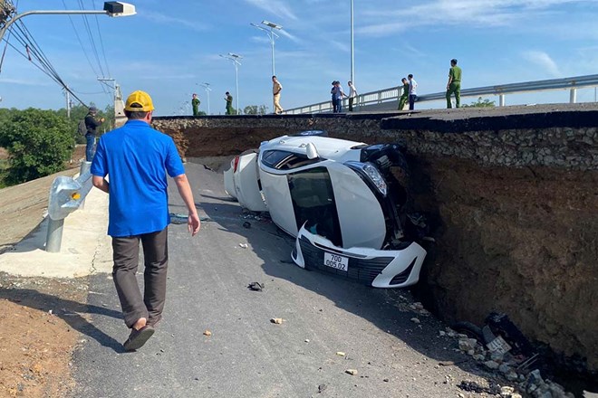 Car overturned in the subsidence of Hoa Binh bridge in Tay Ninh. Photo: Thanh Vu