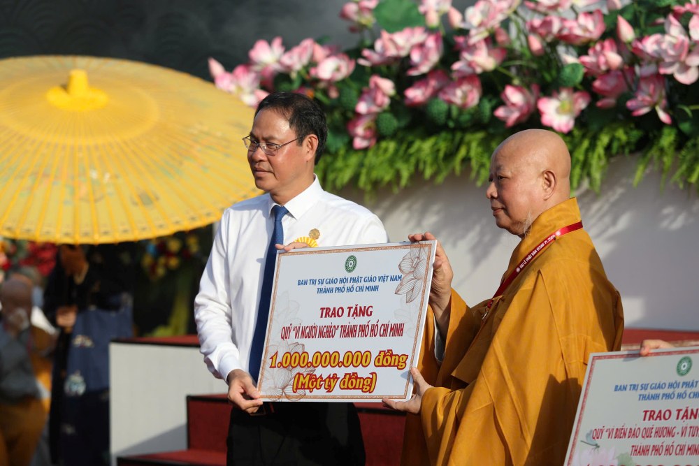 Ban Tri su GHPGVN TPHCM trao bang tuong trung 2 ti dong ung ho den Quy “Vi bien dao que huong - vi tuyen dau To quoc” va Quy “Vi nguoi ngheo” nam 2025 cua Uy ban MTTQVN TPHCM nham chia se voi chien si o bien dao va nhung gia dinh kho khan tai TPHCM. Anh: Minh Tam